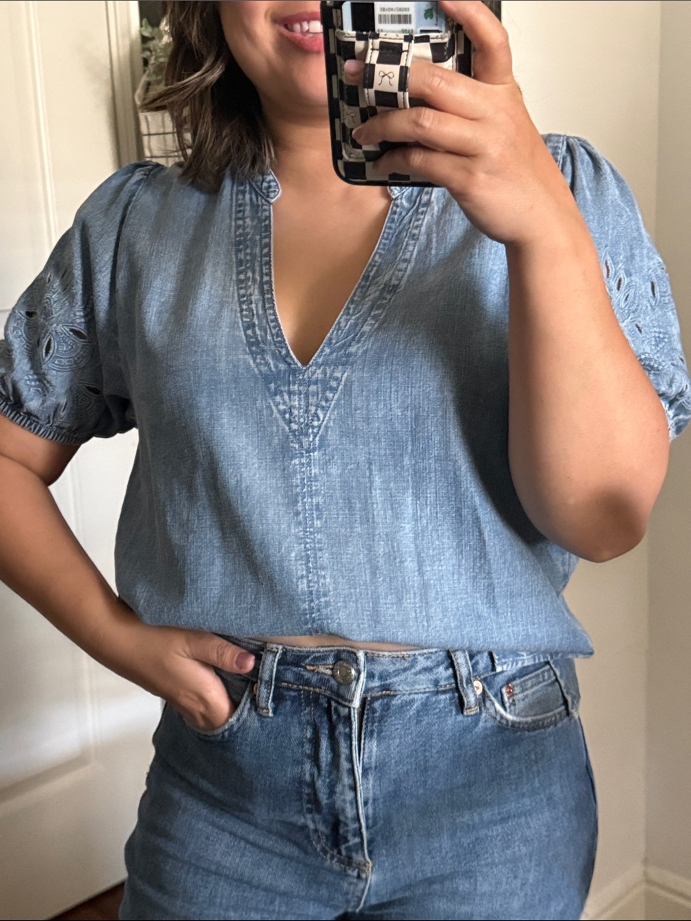 Splendid Lyocell Cayden V Neck Short Puff Sleeve Blouse in Chambray. M